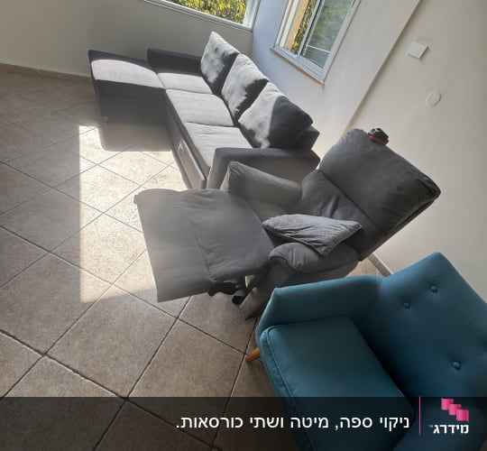 ספות וכורסאות במרפסת עם רצפת אריחים
